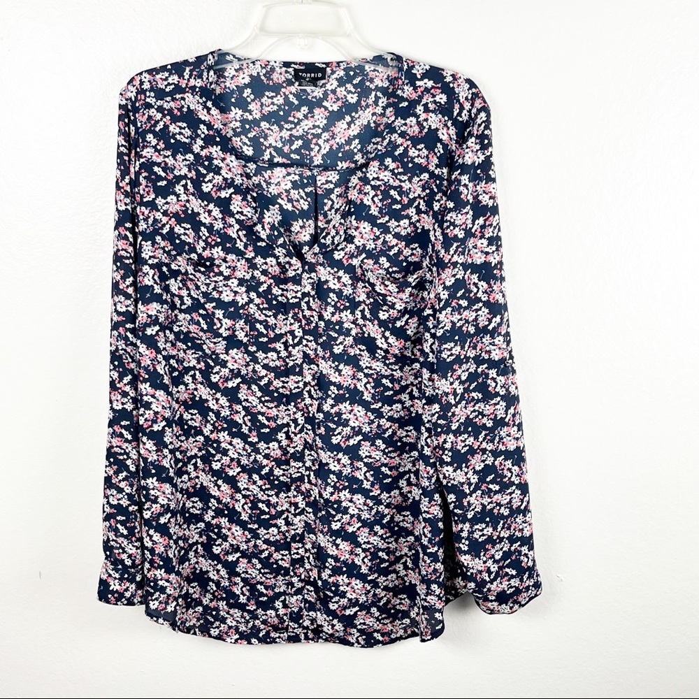 TORRID Floral Long Tab Roll Sleeves Chest Pockets V-Neck Top Size 2X Office Work